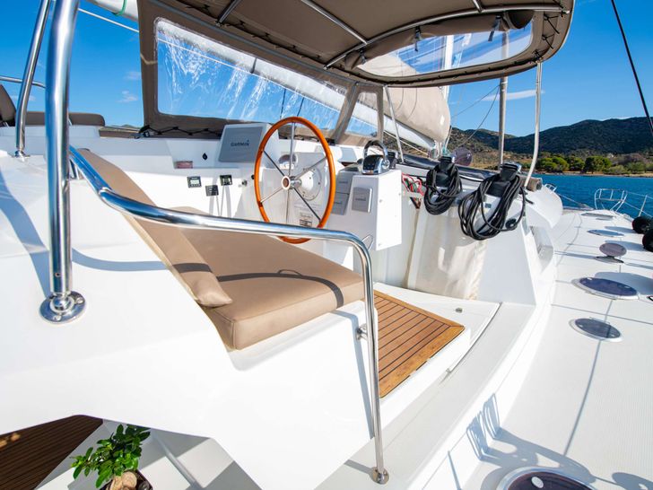 HIGHJINKS Fountaine Pajot Sanya 57 - flybridge helm HIGHJINKS Fountaine Pajot Sanya 57 - flybridge helm