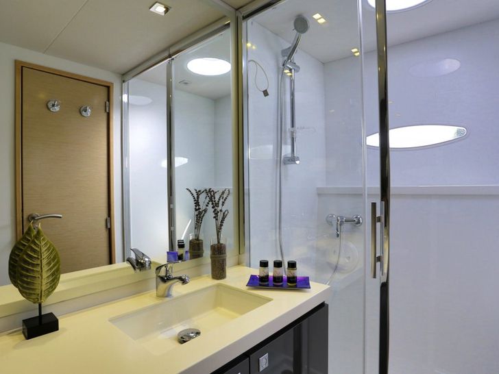 HIGHJINKS Fountaine Pajot Sanya 57 - master cabin bathroom HIGHJINKS Fountaine Pajot Sanya 57 - master cabin bathroom