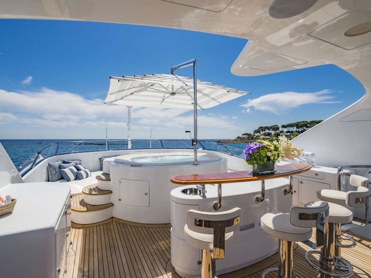 AURA - Benetti 36 m,sun deck bar AURA - Benetti 36 m,sun deck bar