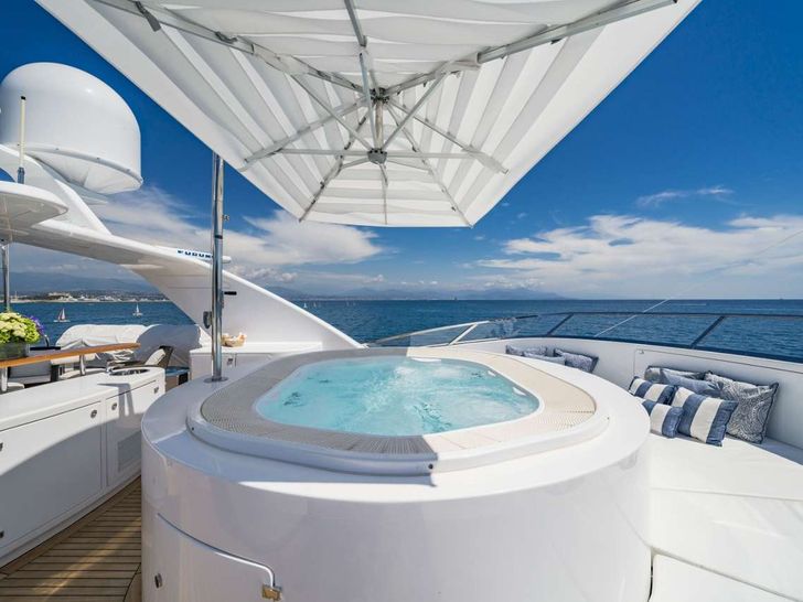 AURA - Benetti 36 m,sun deck jacuzzi AURA - Benetti 36 m,sun deck jacuzzi