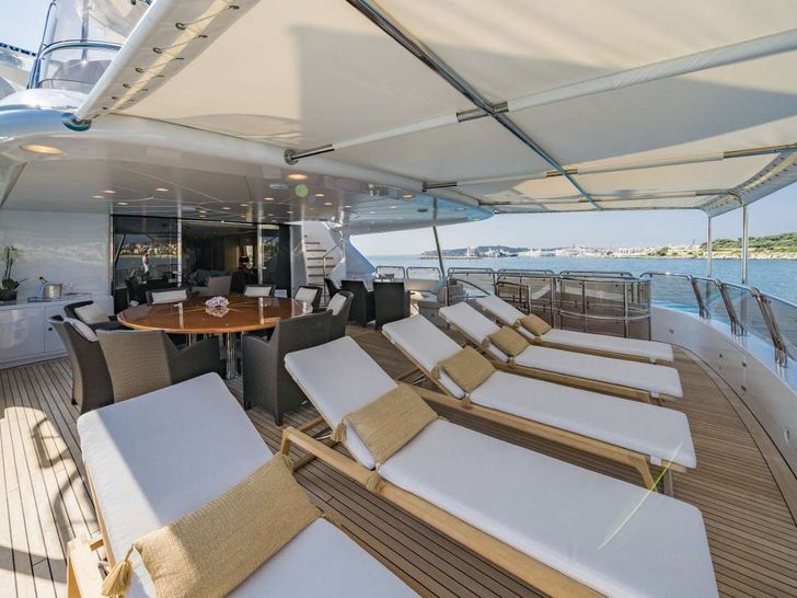 AURA - Benetti 36 m,lining sun pads