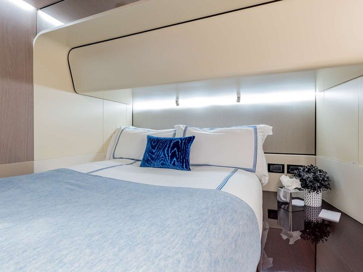 4 PLAY Azimut 88 Flybridge - VIP cabin 3 4 PLAY Azimut 88 Flybridge - VIP cabin 3