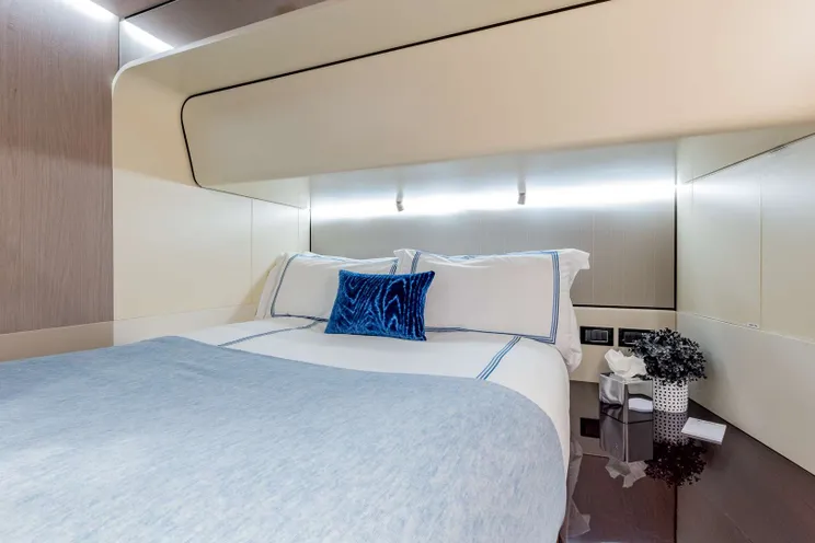 Charter Yacht 4 PLAY - Azimut 88 Flybridge - 5 Cabins - Nassau - Exumas - Bahamas