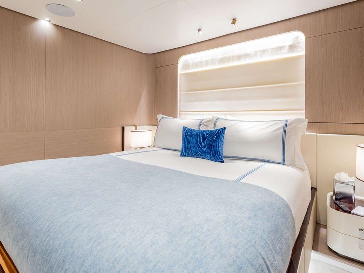 4 PLAY Azimut 88 Flybridge - VIP cabin 1 4 PLAY Azimut 88 Flybridge - VIP cabin 1