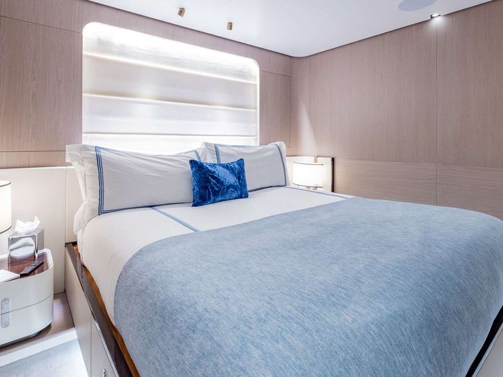 4 PLAY Azimut 88 Flybridge - VIP cabin 2 4 PLAY Azimut 88 Flybridge - VIP cabin 2