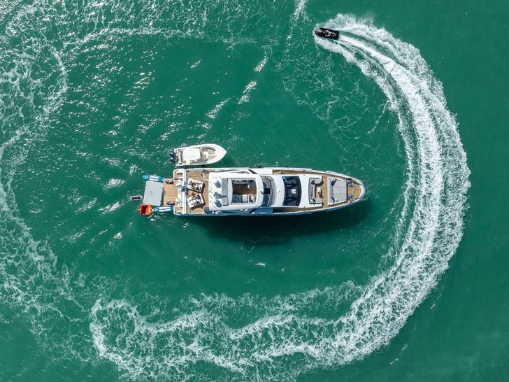 4 PLAY Azimut 88 Flybridge - aerial top shot 4 PLAY Azimut 88 Flybridge - aerial top shot