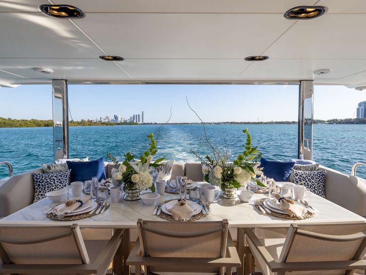 4 PLAY Azimut 88 Flybridge - aft alfresco dining area 4 PLAY Azimut 88 Flybridge - aft alfresco dining area