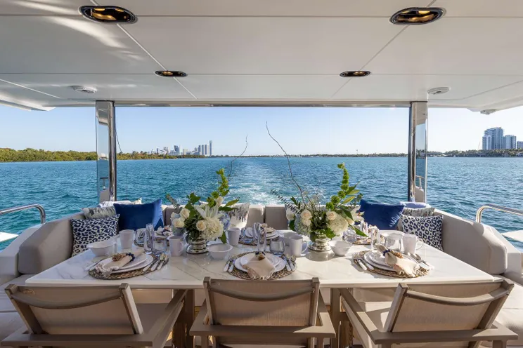 Charter Yacht 4 PLAY - Azimut 88 Flybridge - 5 Cabins - Nassau - Exumas - Bahamas