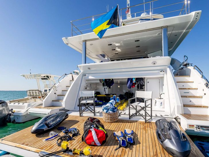 4 PLAY Azimut 88 Flybridge - aft deck with water toys 4 PLAY Azimut 88 Flybridge - aft deck with water toys