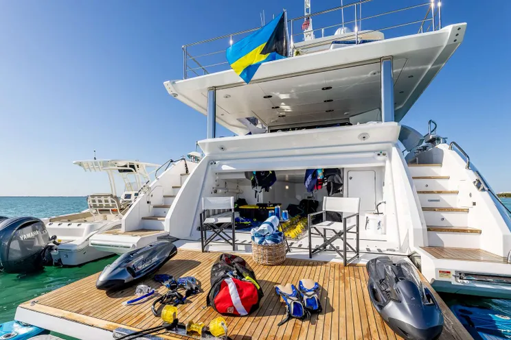 Charter Yacht 4 PLAY - Azimut 88 Flybridge - 5 Cabins - Nassau - Exumas - Bahamas