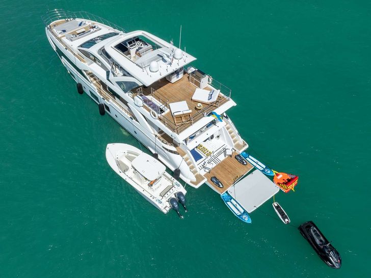 4 PLAY Azimut 88 Flybridge - anchored with the water toys 4 PLAY Azimut 88 Flybridge - anchored with the water toys