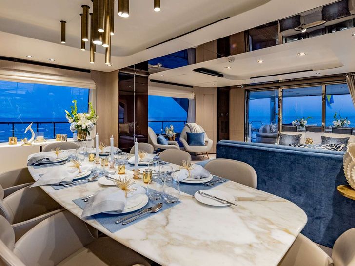 4 PLAY Azimut 88 Flybridge - dining area 4 PLAY Azimut 88 Flybridge - dining area