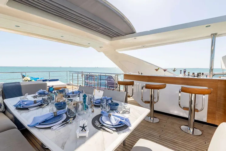Charter Yacht 4 PLAY - Azimut 88 Flybridge - 5 Cabins - Nassau - Exumas - Bahamas