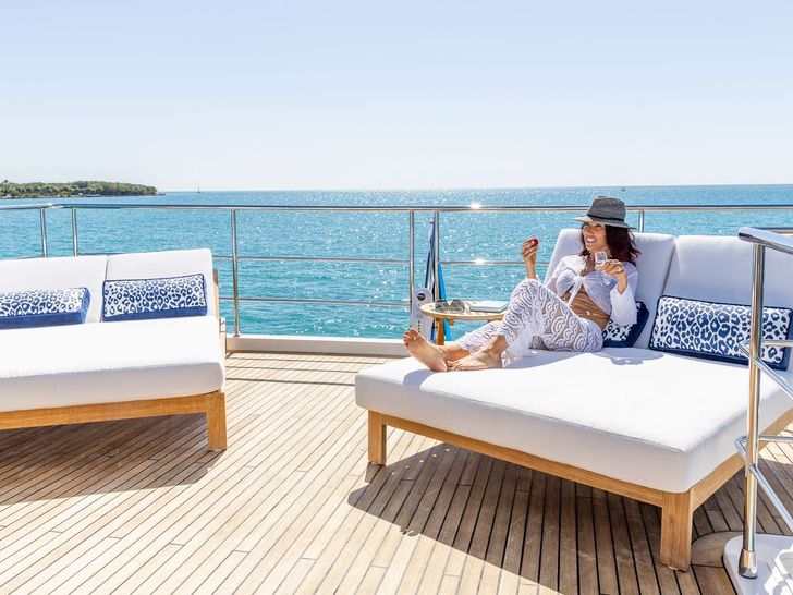 4 PLAY Azimut 88 Flybridge - flybridge sun beds 4 PLAY Azimut 88 Flybridge - flybridge sun beds