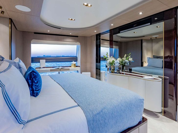 4 PLAY Azimut 88 Flybridge - master cabin 4 PLAY Azimut 88 Flybridge - master cabin