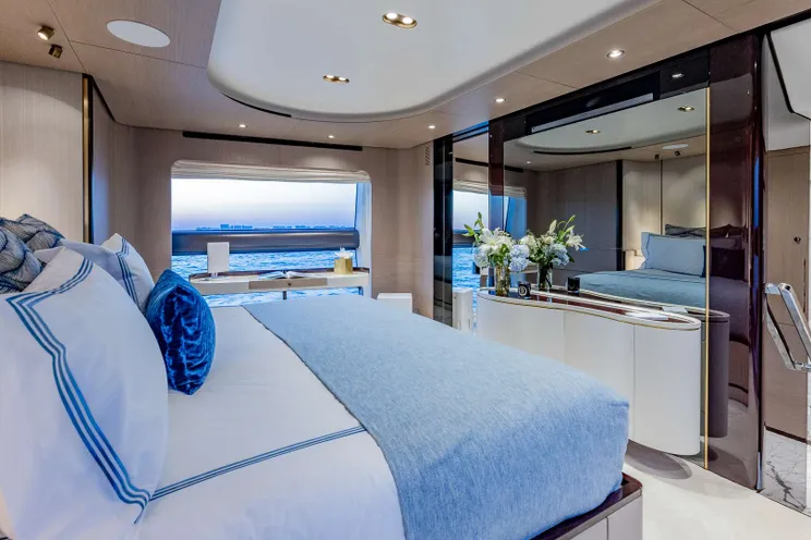 Charter Yacht 4 PLAY - Azimut 88 Flybridge - 5 Cabins - Nassau - Exumas - Bahamas