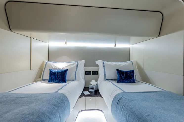 Charter Yacht 4 PLAY - Azimut 88 Flybridge - 5 Cabins - Nassau - Exumas - Bahamas