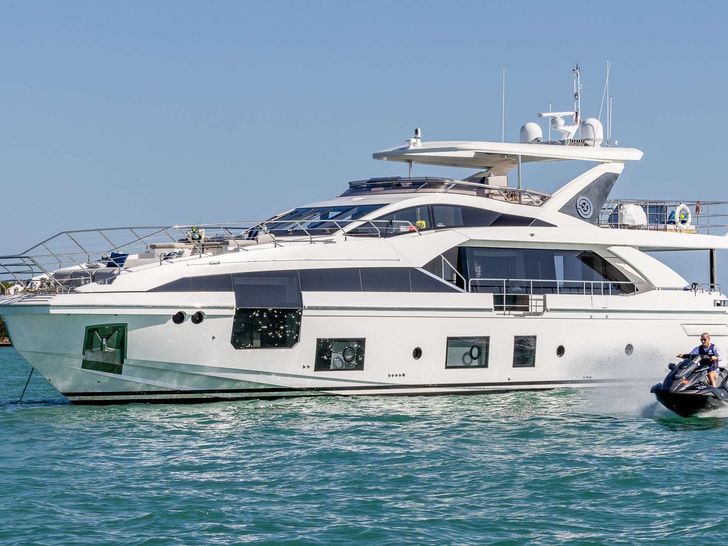 4 PLAY Azimut 88 Flybridge - with the jet ski 4 PLAY Azimut 88 Flybridge - with the jet ski