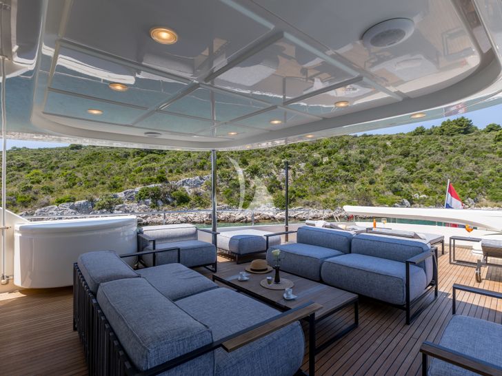 KLOBUK Ferretti Custom Line Navetta 30 - flybridge seating area KLOBUK Ferretti Custom Line Navetta 30 - flybridge seating area