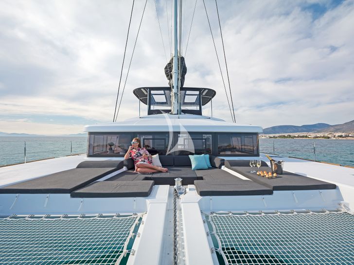 SUMMER STAR Lagoon 52 - foredeck seating area and sun pads SUMMER STAR Lagoon 52 - foredeck seating area and sun pads