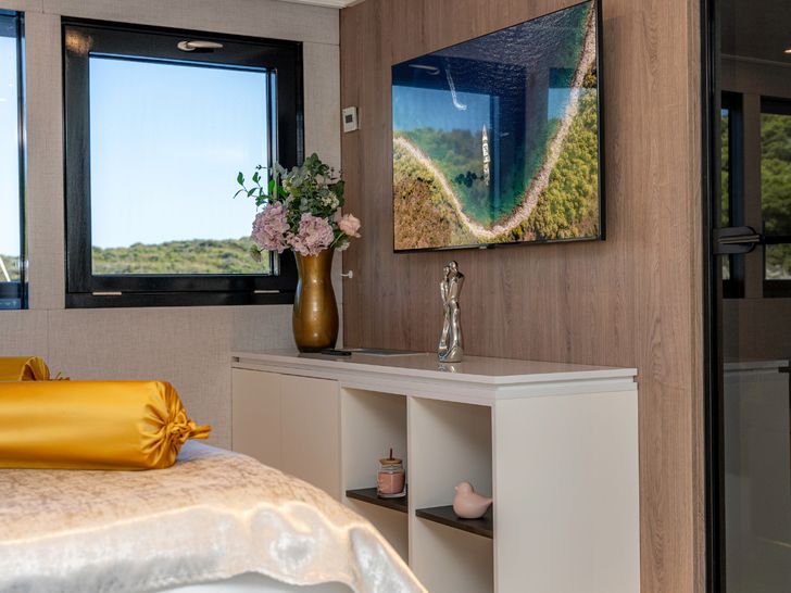 ALFA MARIO Custom 52m - master cabin TV ALFA MARIO Custom 52m - master cabin TV