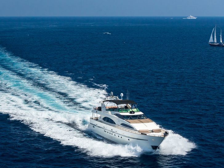 ACCAMA DELTA Azimut 100 Jumbo - cruising across the waterline ACCAMA DELTA Azimut 100 Jumbo - cruising across the waterline