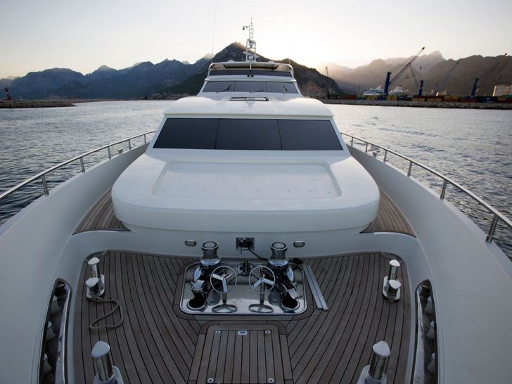 PANFELISS Mengi Yay 37m - foredeck PANFELISS Mengi Yay 37m - foredeck