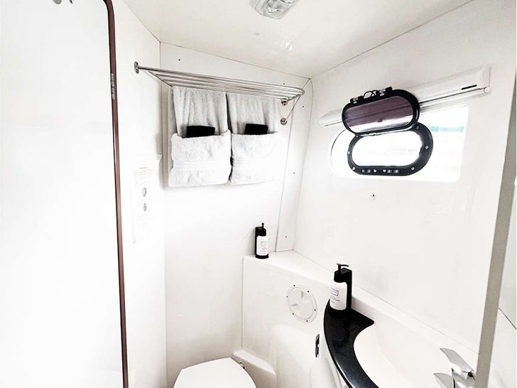 STARFISH - Leopard 46,master cabin bathroom