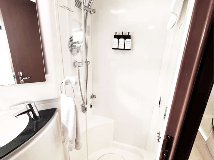 STARFISH - Leopard 46,VIP cabin bathroom STARFISH - Leopard 46,VIP cabin bathroom