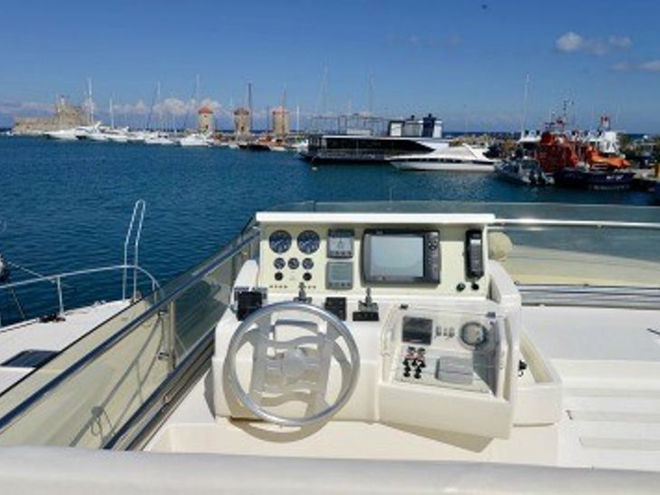 MARY Ferretti 68 - helm MARY Ferretti 68 - helm