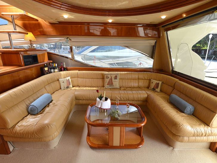 MARY Ferretti 68 - saloon seating MARY Ferretti 68 - saloon seating