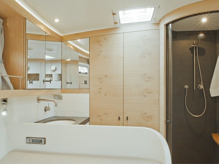 HELENE Yachtbau Brune Opus 68 - cabin 1 bathroom HELENE Yachtbau Brune Opus 68 - cabin 1 bathroom