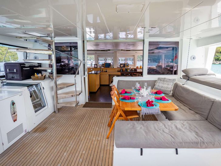 BLUEWINDS Lagoon 560 - aft deck amenities BLUEWINDS Lagoon 560 - aft deck amenities