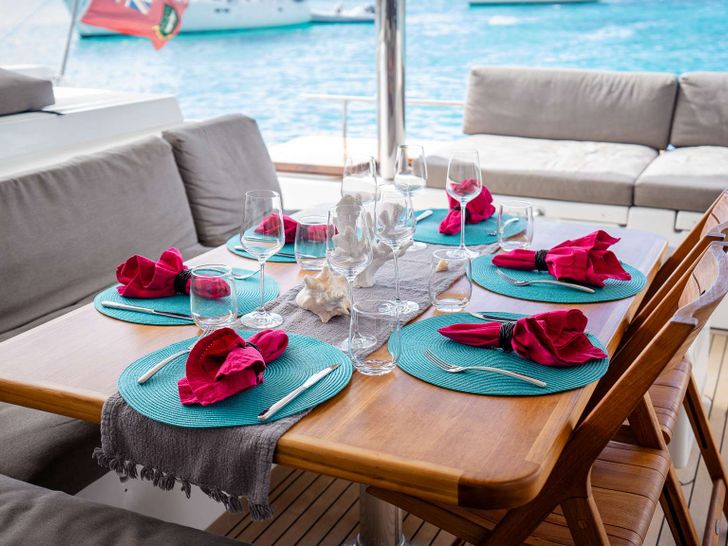 BLUEWINDS Lagoon 560 - aft deck alfresco dining set up BLUEWINDS Lagoon 560 - aft deck alfresco dining set up