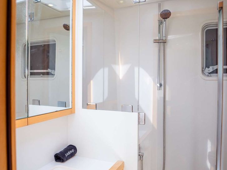 BLUEWINDS Lagoon 560 - cabin bathroom BLUEWINDS Lagoon 560 - cabin bathroom