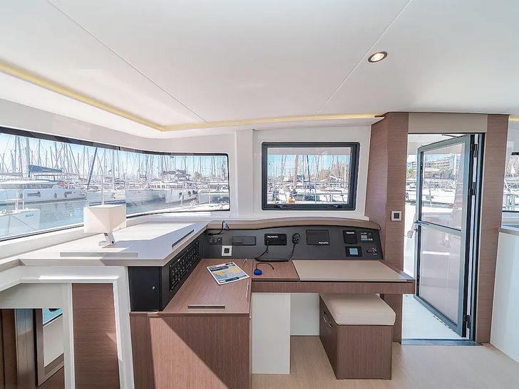 ABOUT TIME - Bali 4.8 - Navigation station ABOUT TIME - Bali 4.8 - Navigation station