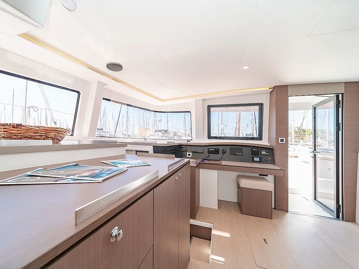 ABOUT TIME - Bali 4.8 - Navigation station ABOUT TIME - Bali 4.8 - Navigation station