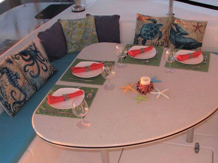 TURQUOISE TURTLE Voyage 50 - alfresco dining area TURQUOISE TURTLE Voyage 50 - alfresco dining area
