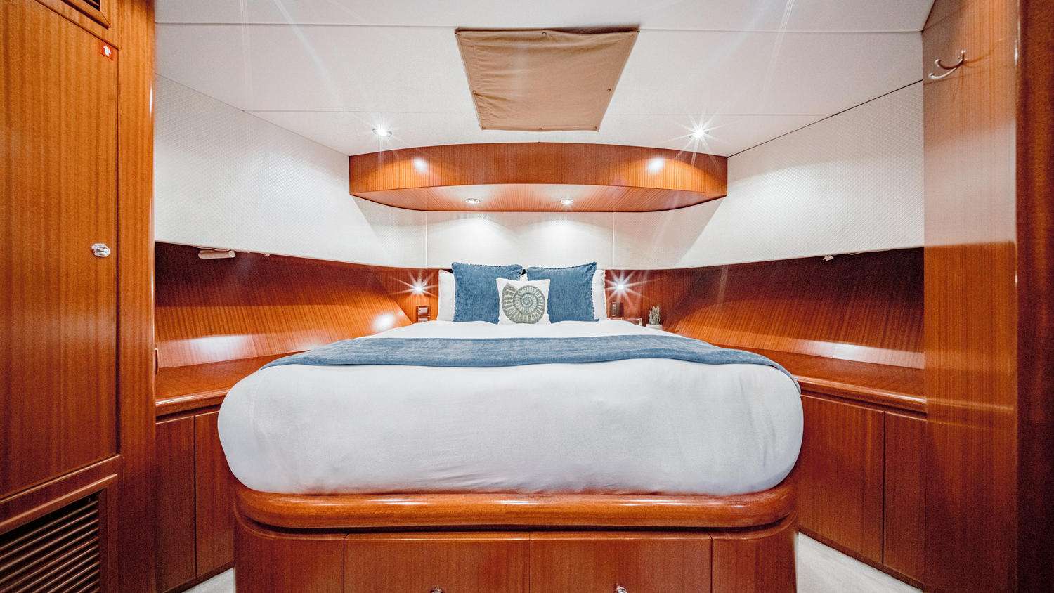 Charter Yacht BEACHFRONT - Hargrave 108 - 5 Cabins - Nassau - Exumas - Bahamas