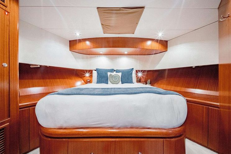 Charter Yacht BEACHFRONT - Hargrave 108 - 5 Cabins - Nassau - Exumas - Bahamas