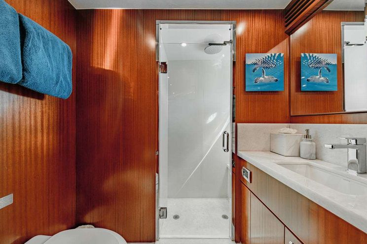 Charter Yacht BEACHFRONT - Hargrave 108 - 5 Cabins - Nassau - Exumas - Bahamas