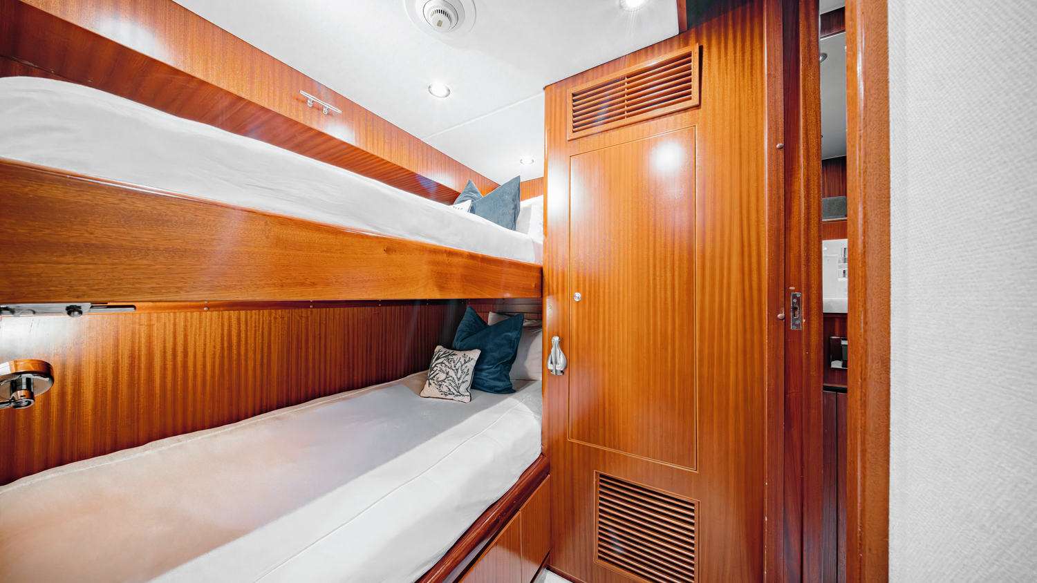 Charter Yacht BEACHFRONT - Hargrave 108 - 5 Cabins - Nassau - Exumas - Bahamas