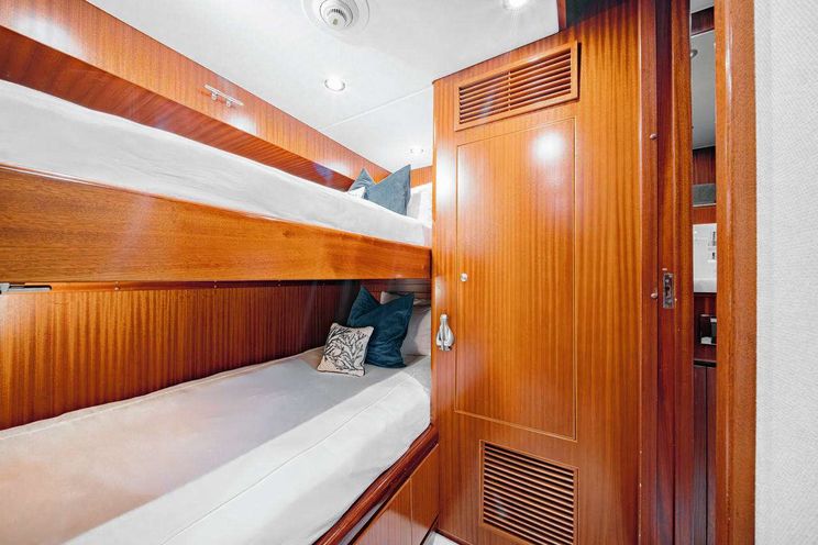 Charter Yacht BEACHFRONT - Hargrave 108 - 5 Cabins - Nassau - Exumas - Bahamas