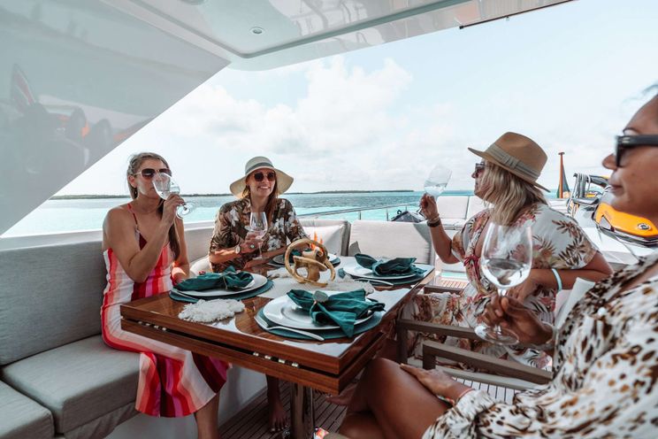 Charter Yacht BEACHFRONT - Hargrave 108 - 5 Cabins - Nassau - Paradise Island - Georgetown