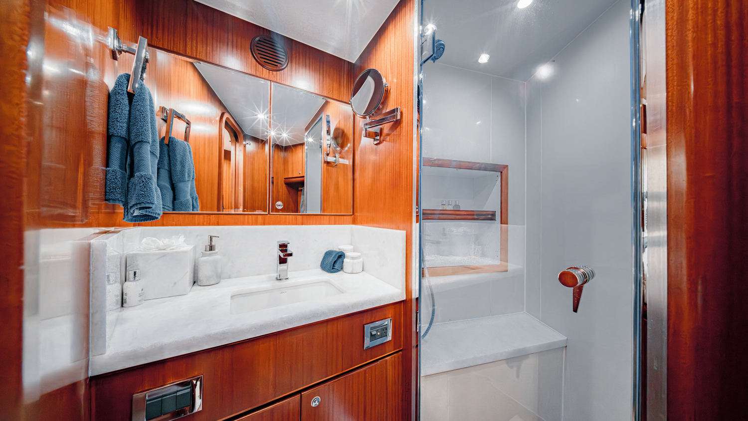 Charter Yacht BEACHFRONT - Hargrave 108 - 5 Cabins - Nassau - Exumas - Bahamas