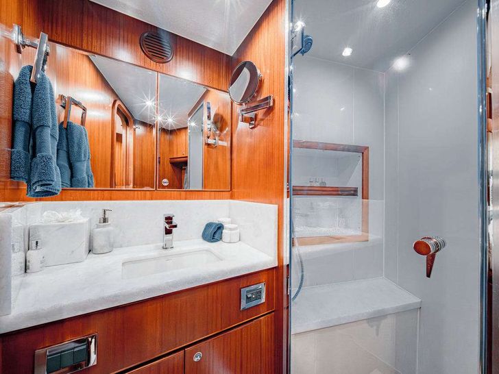BEACHFRONT Hargrave 108 - bunk cabin bathroom BEACHFRONT Hargrave 108 - bunk cabin bathroom