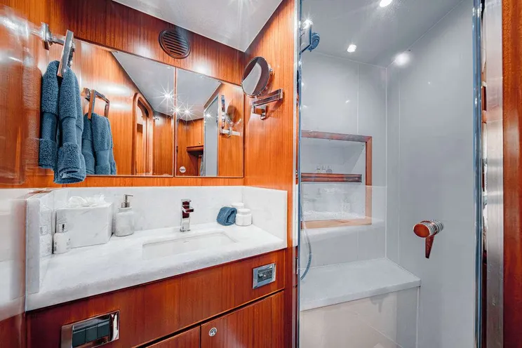 Charter Yacht BEACHFRONT - Hargrave 108 - 5 Cabins - Nassau - Exumas - Bahamas