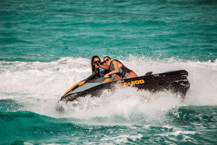 Charter Yacht BEACHFRONT - Hargrave 108 - 5 Cabins - Nassau - Paradise Island - Georgetown