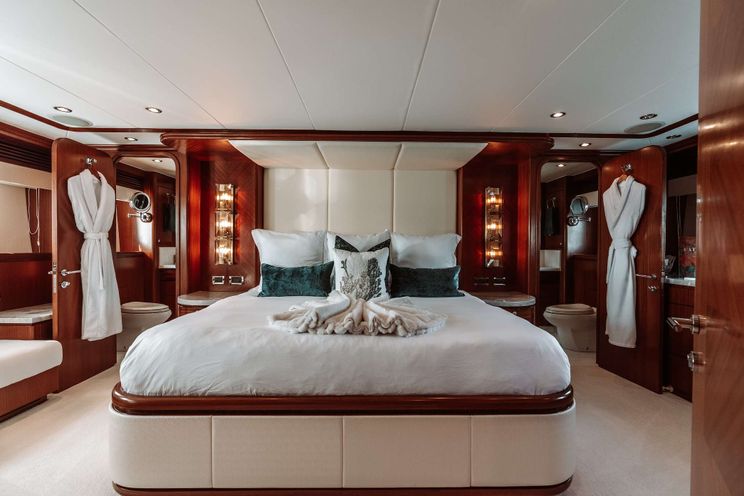 Charter Yacht BEACHFRONT - Hargrave 108 - 5 Cabins - Nassau - Paradise Island - Georgetown