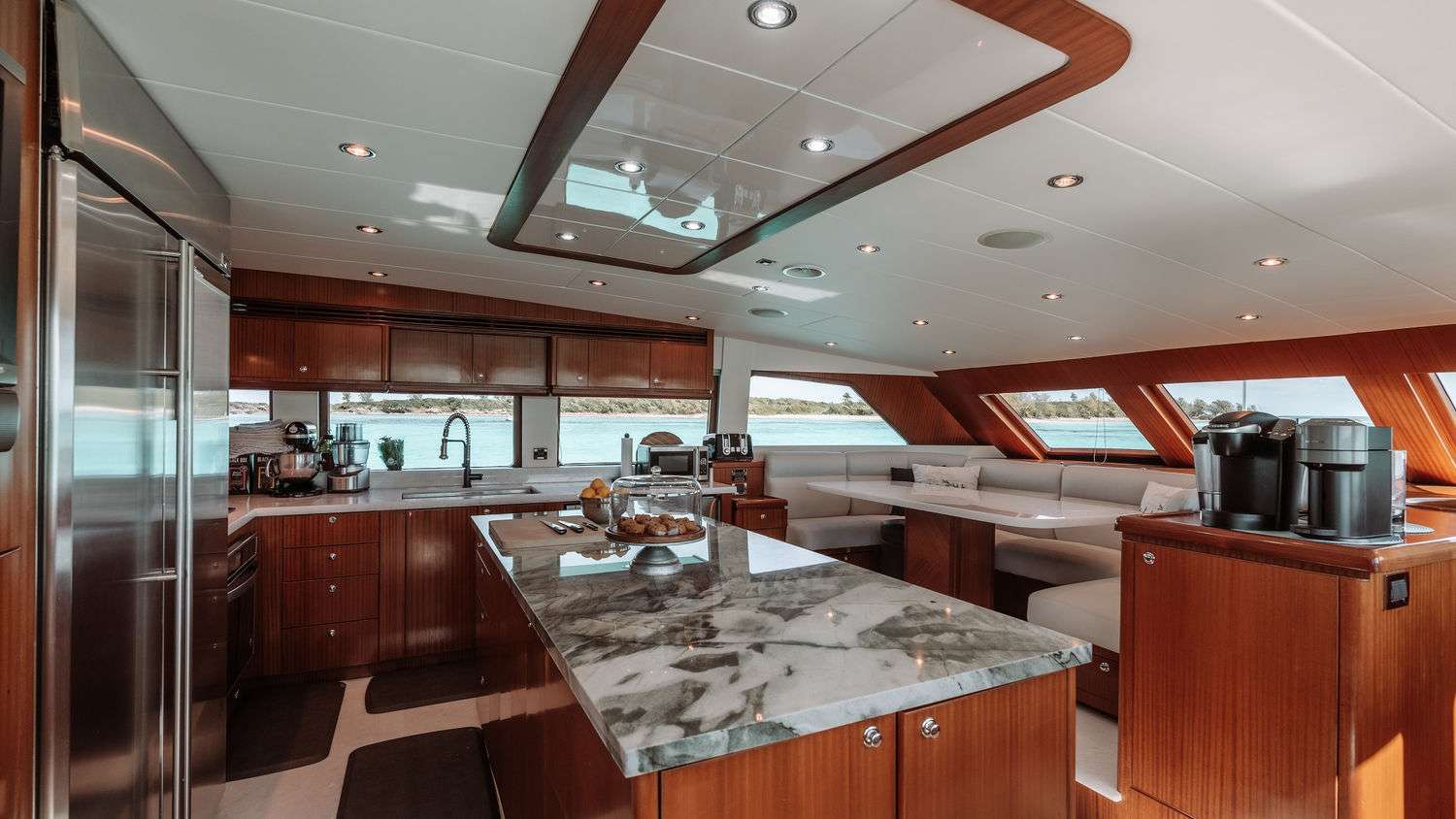 Charter Yacht BEACHFRONT - Hargrave 108 - 5 Cabins - Nassau - Exumas - Bahamas